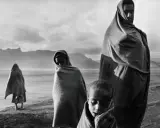 Retrato de familia en blanco y negro, un ejemplo de los géneros fotográficos que capturan la esencia humana y la dureza de la vida.