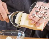 Mit einem Butterhobel wird die Butter weich gemacht, um sie leichter zu verteilen.