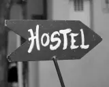 Piltavla med texten "Hostel" i vit färg, pekar åt höger. Enkel skylt som leder dig till ditt vandrarhem i Dalsland.