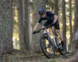 Kolarz na rowerze MTB zjeżdża leśną ścieżką. Czy to gravel czy mtb? Zdecydowanie mtb!