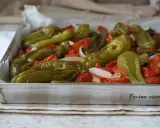 Friggitelli al forno con pomodoro e cipolla, un contorno saporito e colorato, pronto per essere gustato.