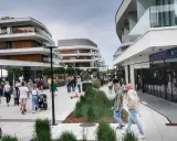 Spacerowicze cieszą się nowoczesną architekturą i sklepami na promenadzie w Świnoujściu. Atrakcje dla każdego!