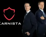 Dwaj mężczyźni w garniturach stoją obok logo "KARNISTA" na czarnym tle.