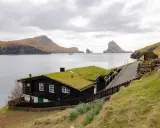 Casa con tetto d'erba sulle isole Faroe, dove si trovano paesaggi mozzafiato e natura selvaggia.