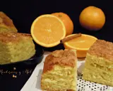 Deliciosa coca de naranja esponjosa, con naranjas frescas y una rama de canela. ¡Perfecta para disfrutar!