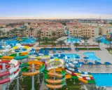 Kolorowe zjeżdżalnie wodne i baseny w Albatros Aqua Park, otoczone palmami i hotelami, zapraszają do zabawy.