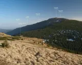 Widok na masyw Babiej Góry, gdzie Diablak (1725 m) góruje nad lasami i łąkami.