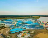 Największy aquapark w Polsce z błękitnymi, szklanymi dachami i kolorowym budynkiem. Woda i zabawa czekają!