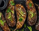 Glasierte Auberginen, gegrillt und mit Sesam bestreut – tolle Grillen Ideen für ein asiatisches Menü.