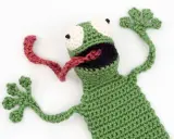 Rana de crochet con lengua roja y ojos saltones. ¡Un patrón gratis para tejer esta simpática rana!