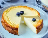 Ein köstlicher low carb Kuchen mit Blaubeeren, der auf einem Teller serviert wird. Ein Stück ist bereits herausgeschnitten.