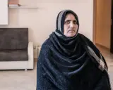 Ritratto di una donna afgana, forse la madre della famosa ragazza afgana immortalata da Steve McCurry.