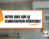 Notre avis sur la climatisation réversible : une solution de chauffage et climatisation efficace. Une main tient une télécommande.