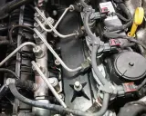 Silnik diesla z widocznymi przewodami paliwowymi i wtryskiwaczami. Podpowiadamy, jak odpowietrzyć filtr paliwa diesel.