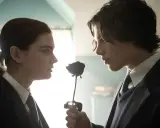 Ragazzo offre una rosa nera a una ragazza, un momento intenso da "Fabbricante di lacrime".