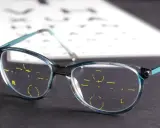 Okulary progresywne z widocznymi strefami widzenia. Pamiętaj, czym czyścić okulary progresywne, by służyły Ci jak najdłużej.