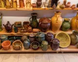 W muzeum garncarstwa podziwiać można bogactwo glinianych naczyń: dzbanki, wazy, garnki i ozdobne figurki.