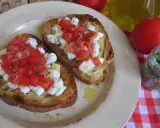 Pyszna bruschetta z pomidorami i mozzarellą, idealna na szybką przekąskę. Oto prosty przepis!