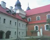 Spokojny pobyt w klasztorze dla świeckich. Architektura z czerwonej cegły i jasnego tynku, czerwone dachy, kopuły i okna.