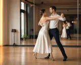 Para, tańcząc w eleganckim stroju, tworzy z partnerem piękną choreografię.