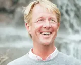 Glad man med blont hår och ljus tröja, skrattar hjärtligt. En natthiko Lindeblad i sin bästa stund.