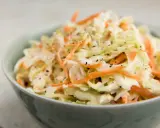 Krämig coleslaw med strimlad vitkål och morot, perfekt till grillat. Ett enkelt coleslaw recept för alla tillfällen.