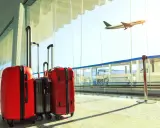 Walizki czekają na lotnisku, ale czy na pewno wszystkie dotrą do celu? Lufthansa zagubiony bagaż to stresująca sytuacja dla każdego podróżnego.