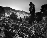 Vue d'un cimetière en pente, avec la ville d'Alger en arrière-plan. L'expression de Bab El Oued se lit dans cette vue mélancolique.