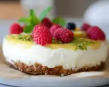 En läcker glutenfri cheesecake med hallon och citronskal.