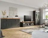 Jasnoszare ściany idealnie komponują się z ciemnobrązowymi meblami, tworząc eleganckie i przytulne wnętrze salonu.