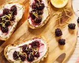 Tartines de pain grillé avec fromage frais, mûres et zeste de citron. Un encas healthy et gourmand, parfait pour un petit-déjeuner ou une pause.