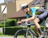 Kolarz w aerodynamicznej pozycji, skupiony na wyścigu. Czy to jego FTP?