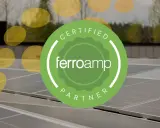 Grön cirkel med texten "Certified Ferroamp Partner" över solpaneler. En symbol för en pålitlig ferroamp återförsäljare.