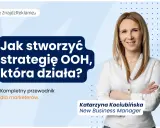 Kobieta prezentuje przewodnik "Jak stworzyć strategię OOH, która działa?". Reklama ooh dla marketerów.