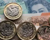 Monety funtów brytyjskich na banknotach. Czy to wystarczy na godne życie przy minimalnej krajowej w UK?