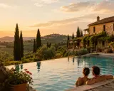 Coppia rilassata in piscina al tramonto, con vista su colline toscane e un agriturismo. Un sogno di agriturismi con piscina.
