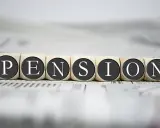 Cubos de madera con letras forman la palabra "PENSIÓN". Se puede embargar una pensión de 600 euros, un tema delicado.