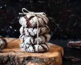 Pile de craquelins au chocolat, parfaits pour une recette facile. Ils sont liés par une ficelle et posés sur une planche en bois.