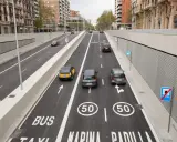 Carril Vao Barcelona: tráfico en túnel urbano con señalización para autobuses y taxis, y límites de velocidad de 50 km/h.