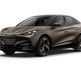 Brązowy Cupra Tavascan z miedzianymi akcentami na felgach i karoserii. Nowoczesny design SUV-a coupe.