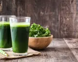 Dwa szklanki zielonego smoothie, miska jarmużu i słomki. Idealne na śniadanie zgodne z dietą sirtuinową.