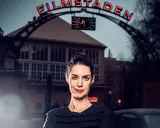 Kvinna framför Filmstaden Råsunda. En ikonisk plats för svensk filmhistoria.