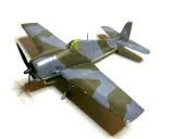 Ein Modellflugzeug, ein Hellcat-Flugzeug, mit Tarnmuster in Grau und Olivgrün, steht auf weißem Hintergrund.
