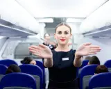 Uśmiechnięta stewardessa Wizzair wita pasażerów. Czy trzeba drukować kartę pokładową Wizzair? Sprawdź przed podróżą!