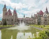 Zamek Moszna, gdzie jest, zachwyca architekturą i stawem z fontanną.