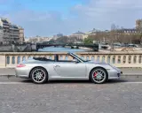 Silberner Porsche 911 Cabriolet in Paris. Die Porsche 911 Preisentwicklung ist stabil, ein Klassiker für die Ewigkeit.