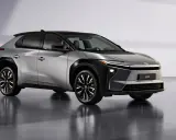 Un elegante SUV plateado con techo negro, uno de los coches eléctricos grandes más modernos.