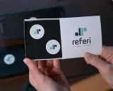 Scatola con due gettoni e logo "referi", un segnapunti online gratis per cambiare il gioco.