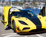 Gelber Koenigsegg Agera RS mit geöffneten Türen am Hafen, bereit für eine Spritztour.