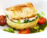 En läcker fiskrätt med grillad zucchini, körsbärstomater och en grön sås. Ett perfekt lubb recept för en fin middag.